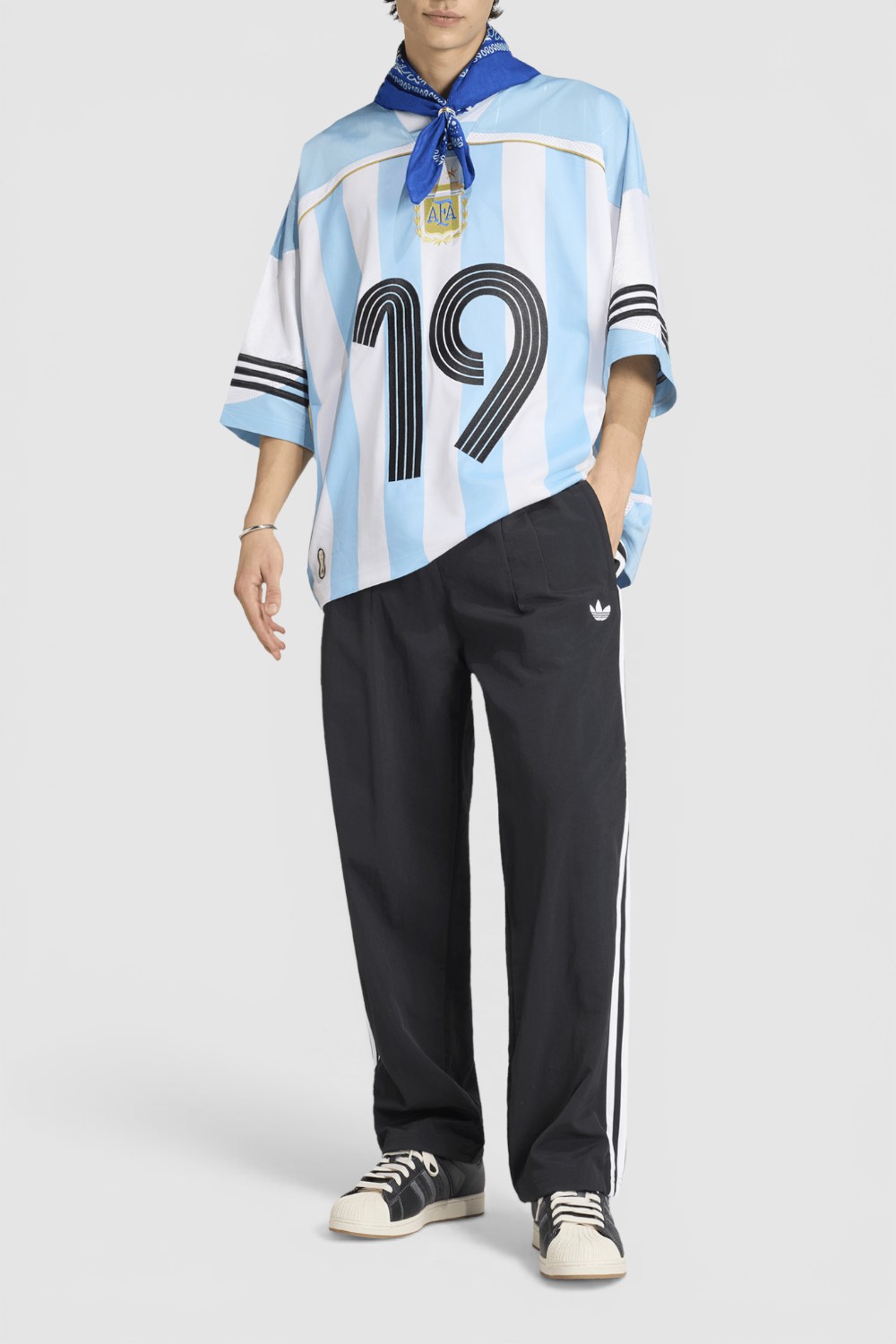 תמונת כל הלוק של חולצת כדורגל